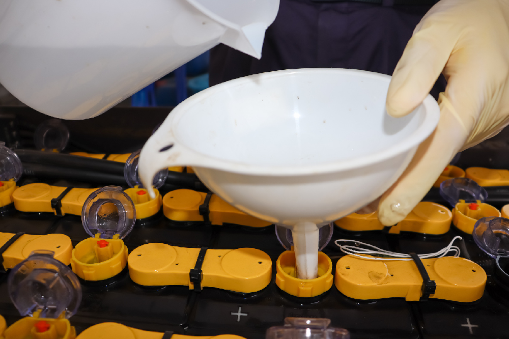 電瓶加水過多怎么補(bǔ)救？如何正確加水？