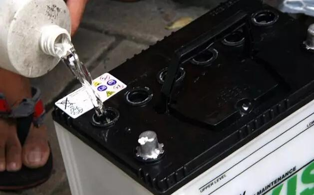 電瓶需要加什么水？如何加水？